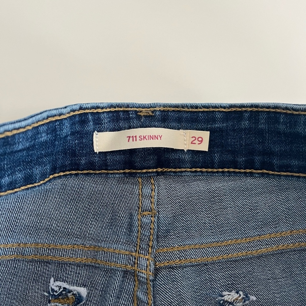 Women’s Levi’s 711 skinny lightly distressed jean size 29